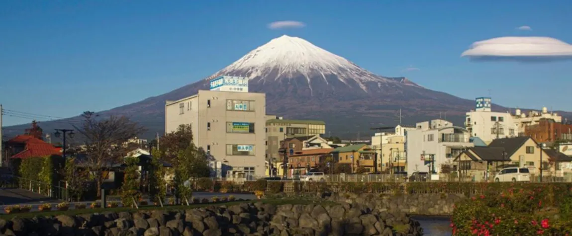 Marvel at Mount Fujis Grandeur