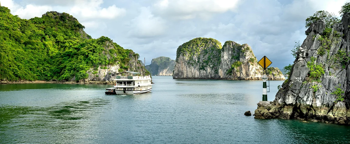 Hạ Long Bay National Park - kayaking in Vietnam