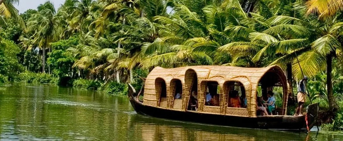 Alleppey: To feast on delicious Onasadya while Cruising Through Backwaters