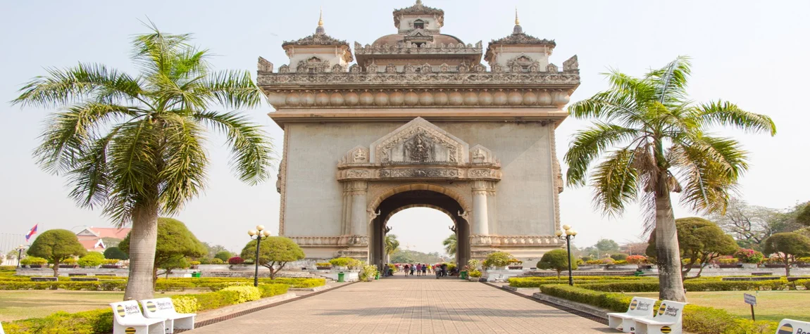 Visiting the Patuxai Victory Monument