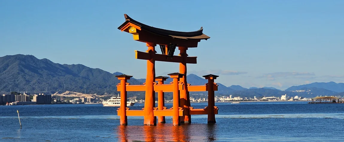 The Torii gate that is built in the sea at Itsukushima shrine