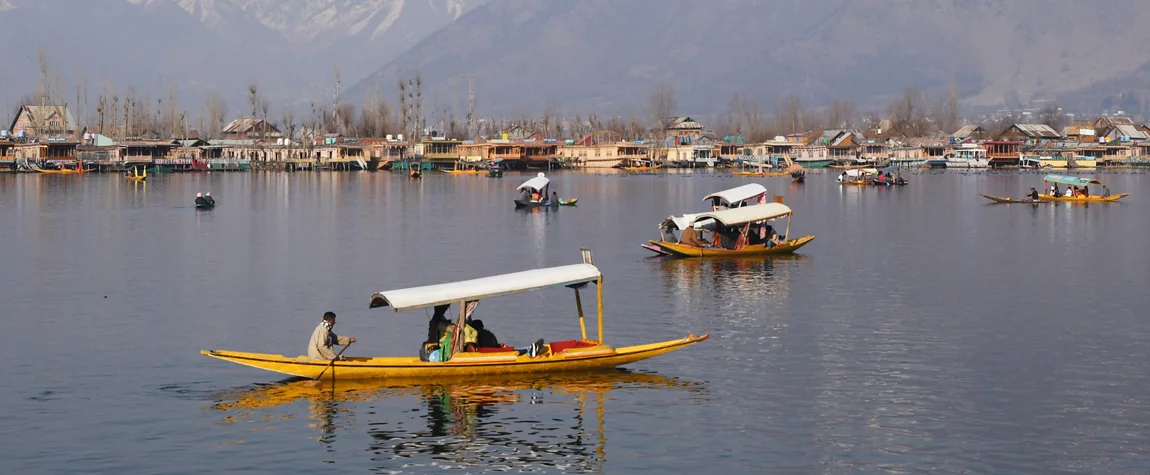 3. Shikara Ride on Dal Lake - Kashmir in winters