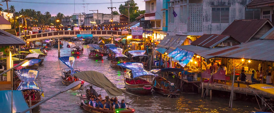 2. Amphawa Floating Market: A Peaceful Retreat